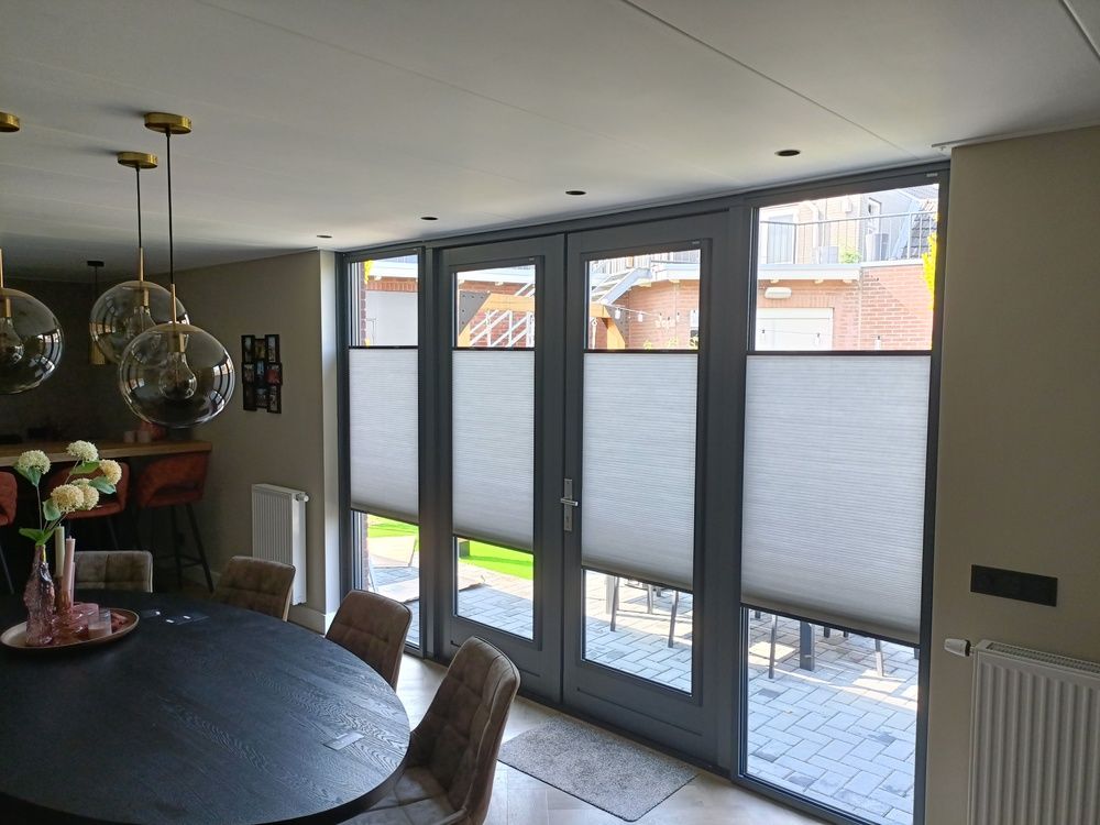 Lichtdoorlatend plissé in een woonkamer