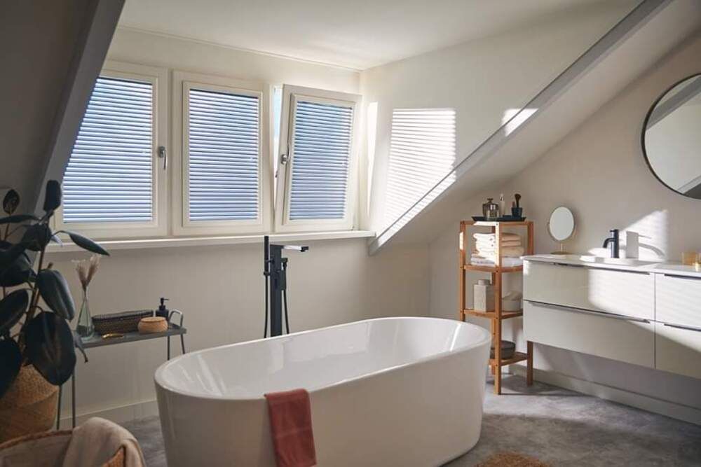 Shutters voor de ramen van een woonkamer