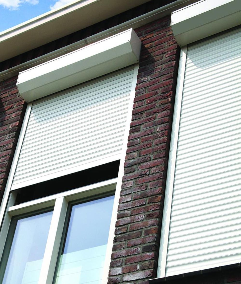 Rolluiken aan de voorgevel van een woning