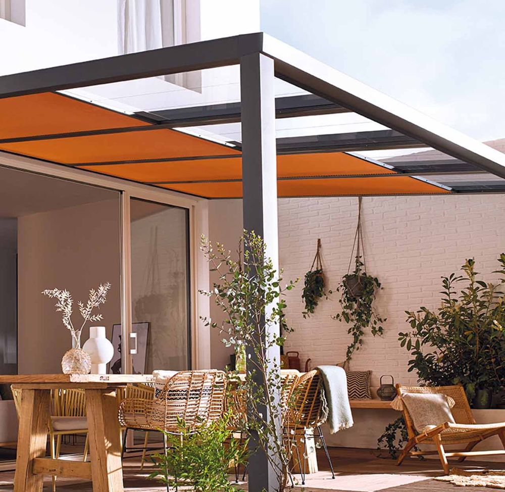 Terrasoverkapping met plissédoek boven een tuinterras