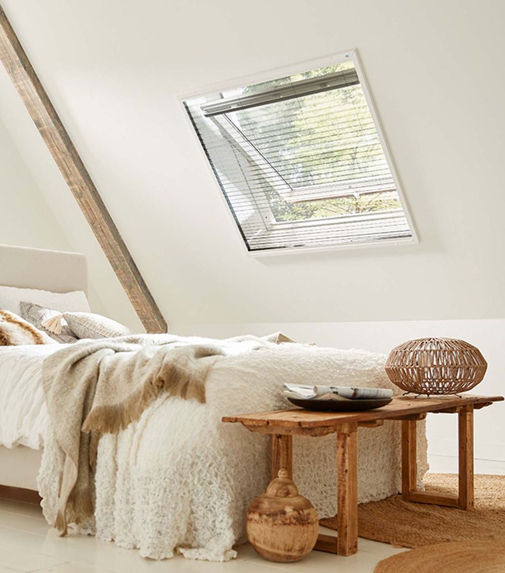 Dakraam met hor in een slaapkamer