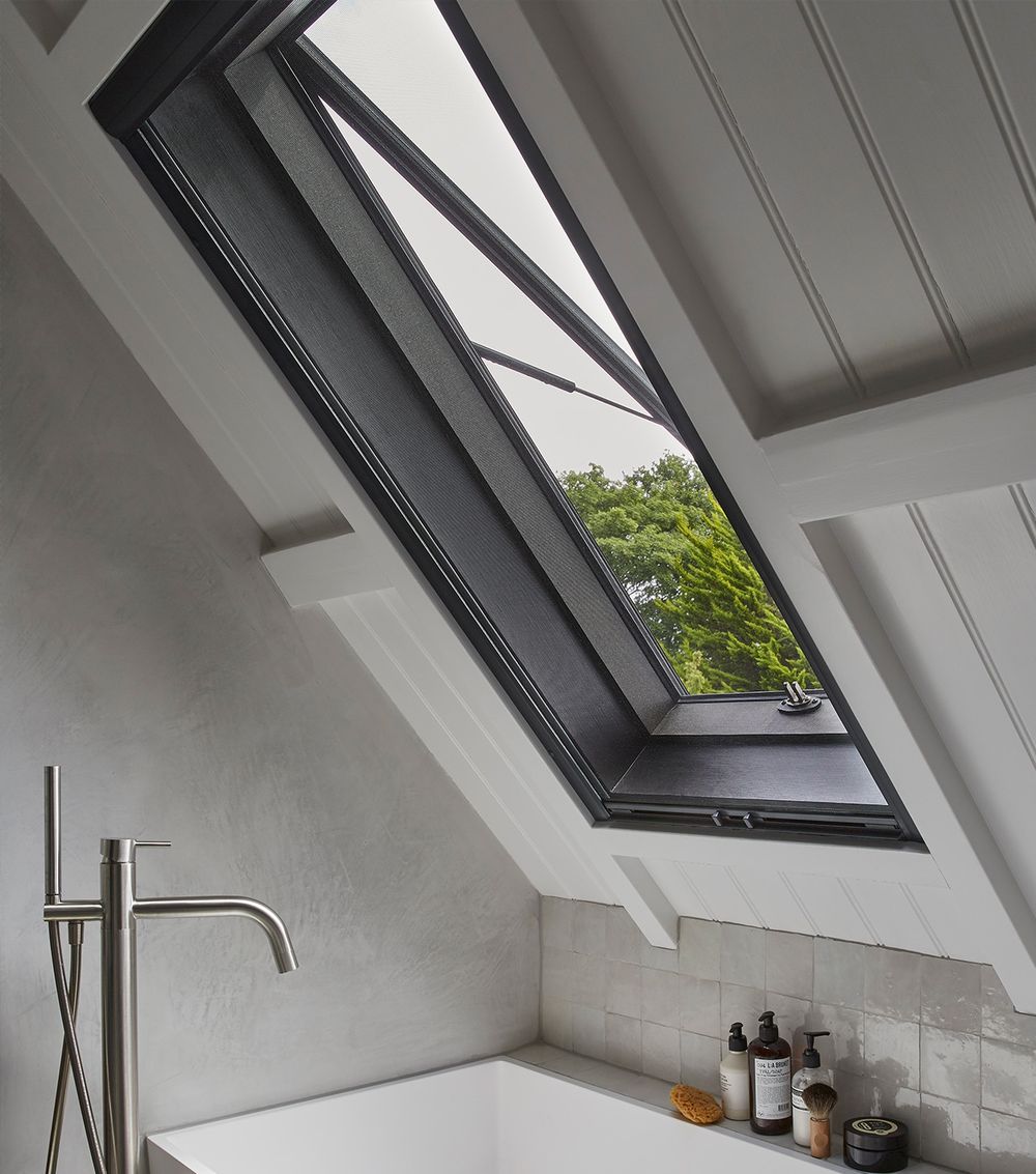 Dakvenster met hor boven een badkamer