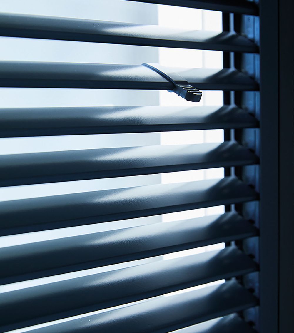 Donkere jaloezie van dichtbij, met het licht dat erdoorheen valt